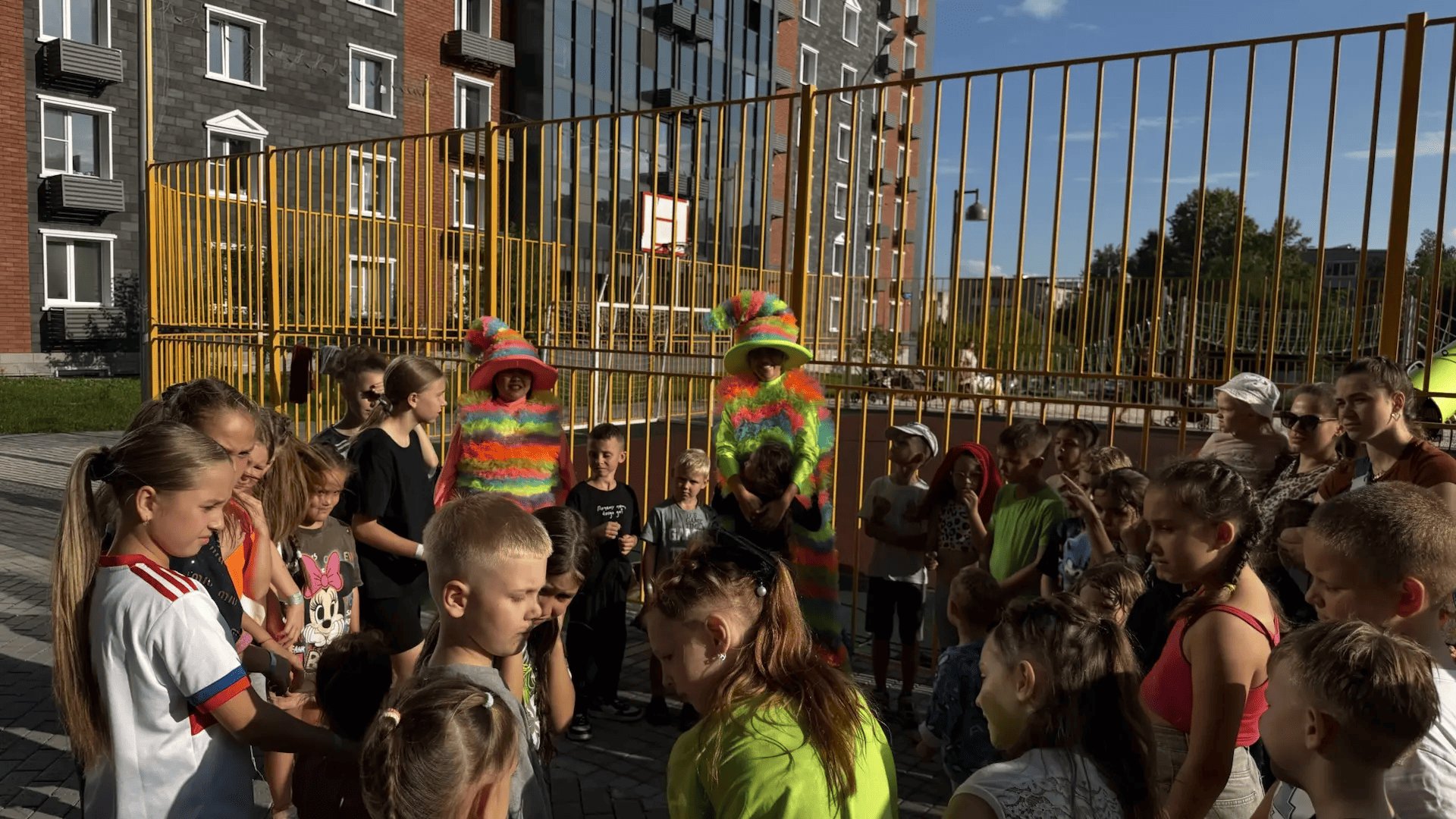 В ЖК «Начало» в Хабаровске дети проводили лето ярким праздником